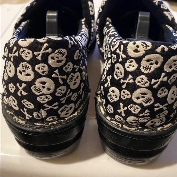 BOC Skull & crossbones clogs - Picture 2 of 4